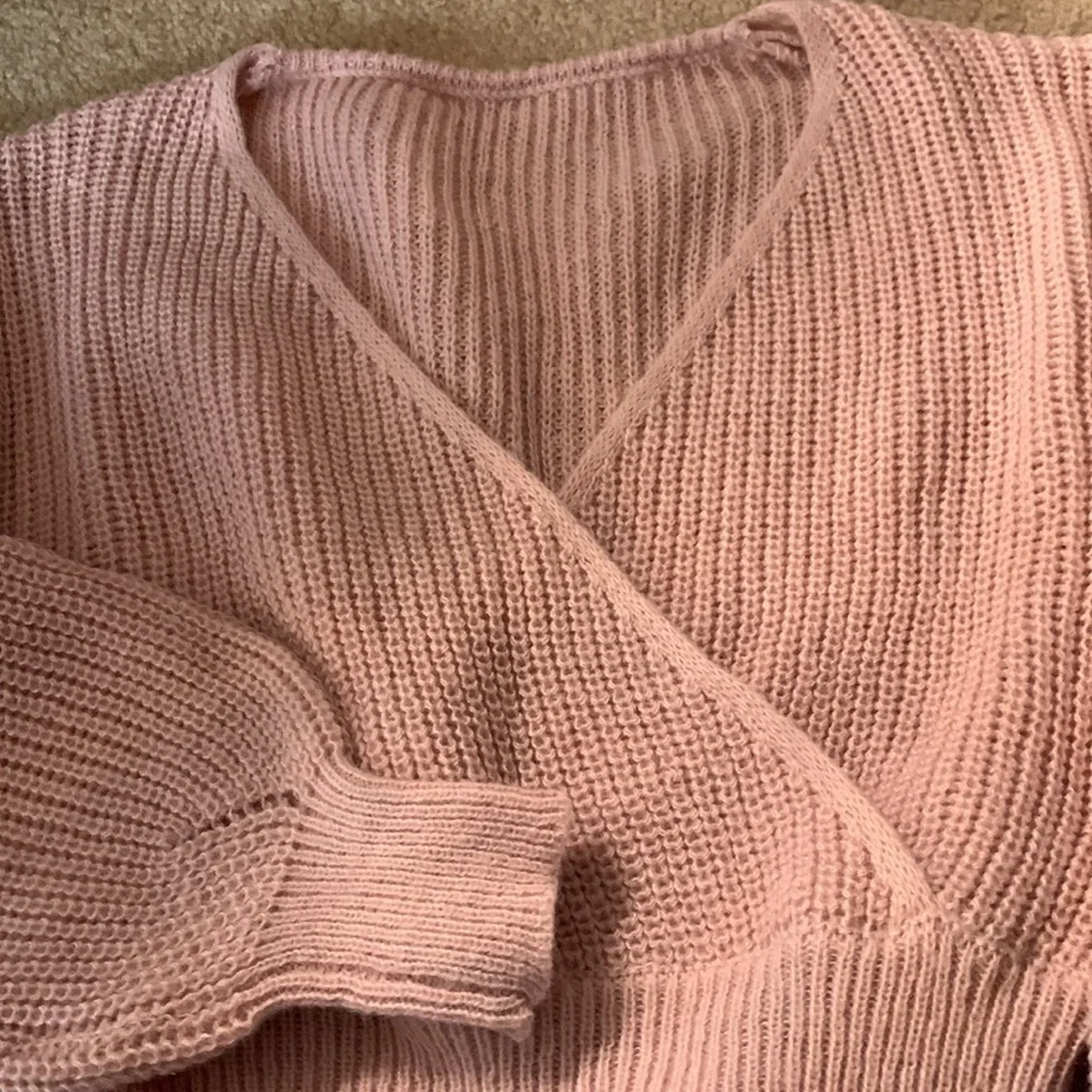 Super Cute Baby Pink Faux Wrap Cropped Sweater Size Large NWOT - Picture 2 of 3